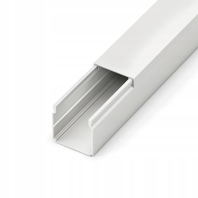 Goulotte de câbles en PVC blanc de 40 sur 40 mm en longueur de deux mètres, cache retiré