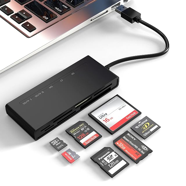 Lecteur multicartes Yeemie Pro noir à sept emplacements avec un cordon USB 3.0 attaché