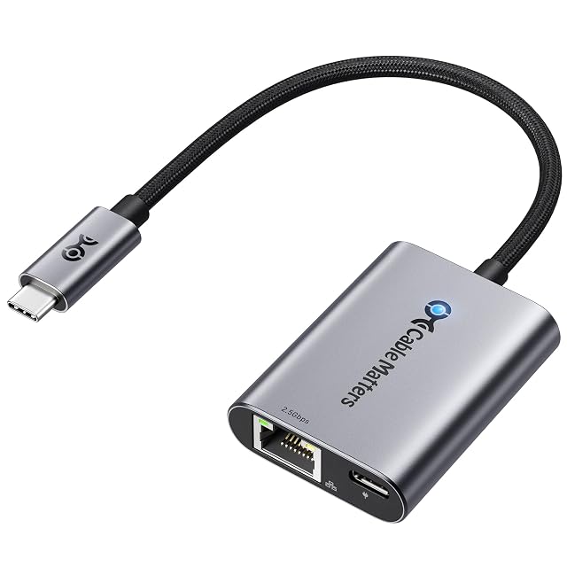 Adaptateur Ethernet 2.5G Cable Matters USB-C avec un cordon tressé et une prise USB-C d’alimentation